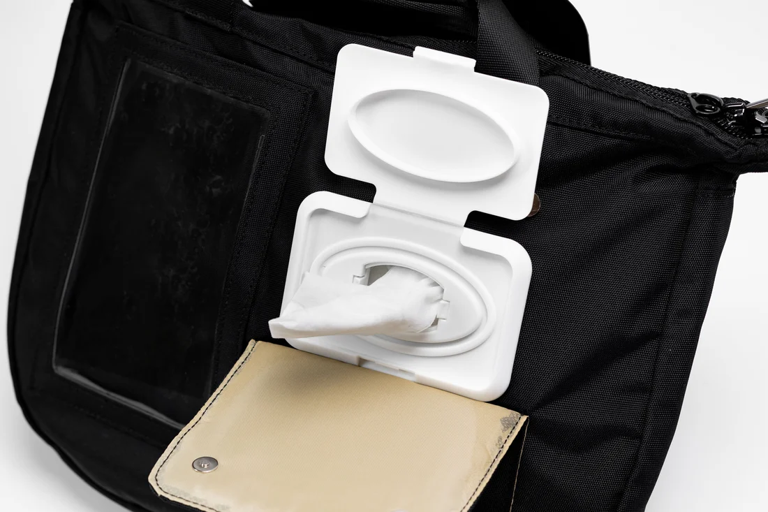 専用のふたを開け、ウェットティッシュを取り出すSmashbag3の実物写真